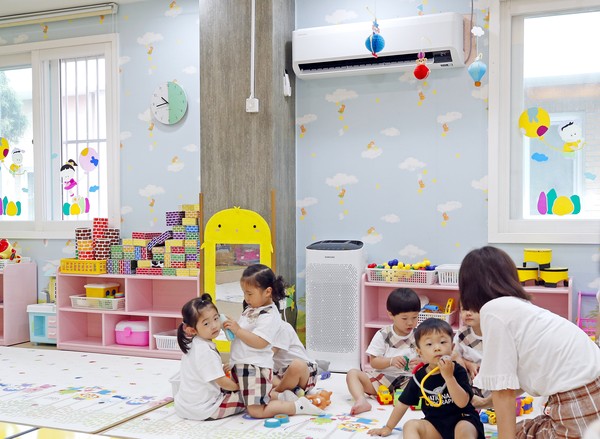 임실군이 어린이집을 이용하는 영유아들의 쾌적한 여름나기를 위해 전체 어린이집 9개소에 군 자체예산으로 ‘냉방장치 에어컨 교체 지원사업′을 완료했다./임실군 제공