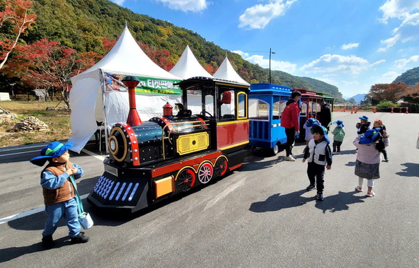 강천산군립공원이 가을 성수기를 맞아 10월 24일부터 11월 13일까지 무궤도열차 2대를 시범 운행한다. /순창군 제공