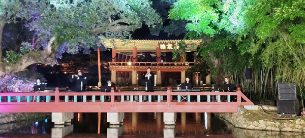 매주 금요일 밤 8시 광한루원에서 광한루원의 수려한 야간 경관을 활용하는 시립국악단의 상설공연 『광한루의 밤품경』 공연이 열린다.
