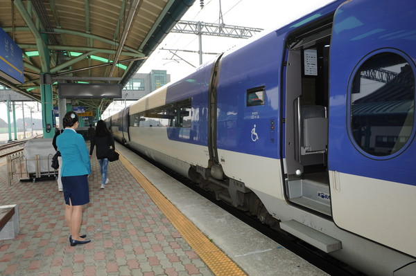 다음 달부터 전북 남원에서 서울 강남 수서역으로 가는 에스알티(SRT) 고속철 이용이 가능해졌다.