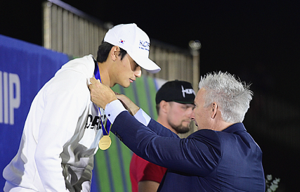 2023 FAI 남원 세계드론레이싱대회가 지난 6일부터 9일까지 나흘간 펼쳐진 가운데, 대한민국 김민찬 선수가 개인종합부문에서 제일 높은 성적을 거둬 2023 드론레이싱 세계챔피언으로 등극, 시상식에서 메달을 받고 있다.